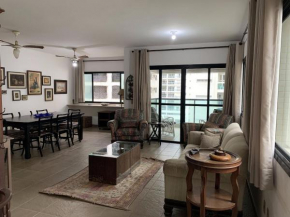 Amplo apartamento no Guarujá, à 100m da Praia Pitangueiras, com serviços